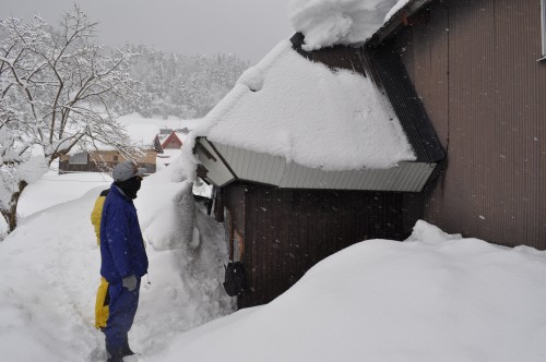 雪に埋まった民家の入口