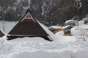 重機での除雪作業