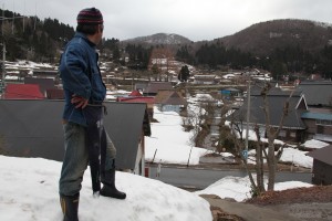 谷間の里を見下ろす