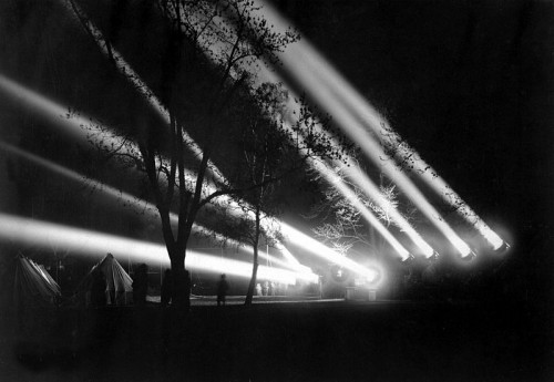 800px-Washington_Barracks_24_inch_searchlights,_1918_HD-SN-99-02235[1]